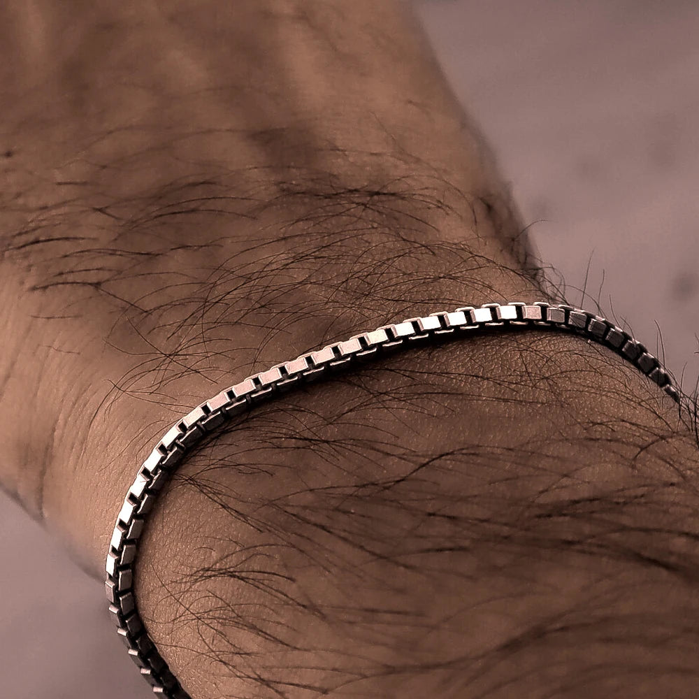 THIN UNISEX BRACELET WITH A SHINY BAND