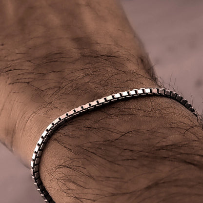 THIN UNISEX BRACELET WITH A SHINY BAND