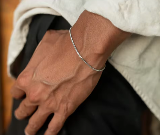 THIN UNISEX BRACELET WITH A SHINY BAND