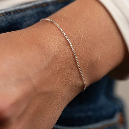 THIN UNISEX BRACELET WITH A SHINY BAND
